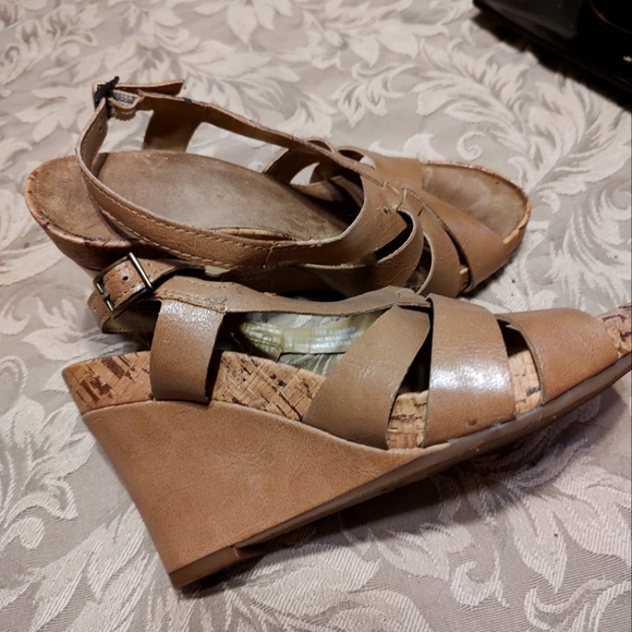 🤎 Super Comfy Vintage Aerosoles Tan & Cork Strappy Wedge Heels - 7.5M - Picture 2 of 15
